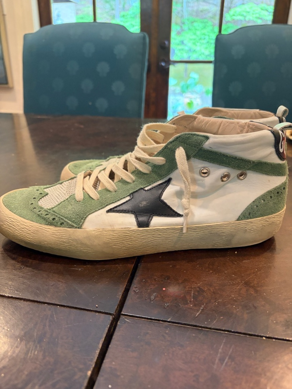 MENS Green & White High-Top Sneakers with Star Accent

SIZE 43
Missing insoles
